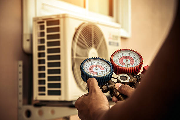 Professional Hvac Maintenance technician working in Crystal Lake, FL